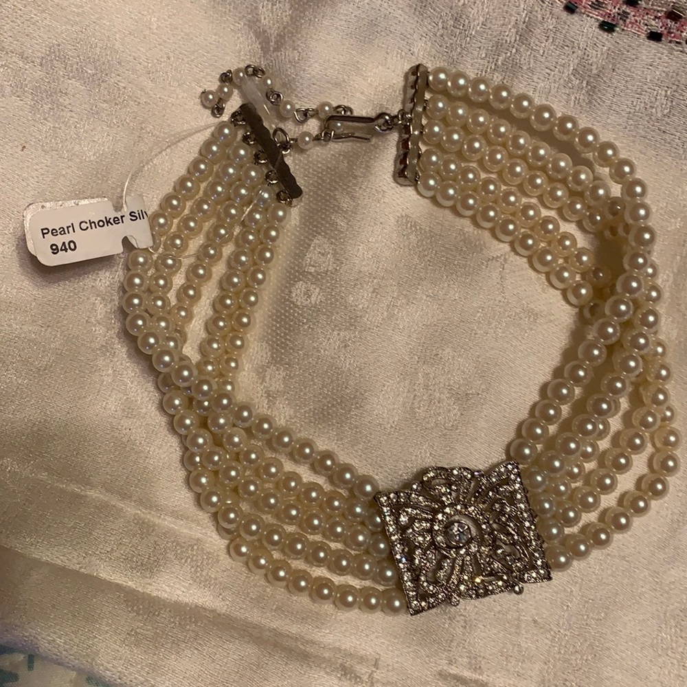 Beautiful pearl choker